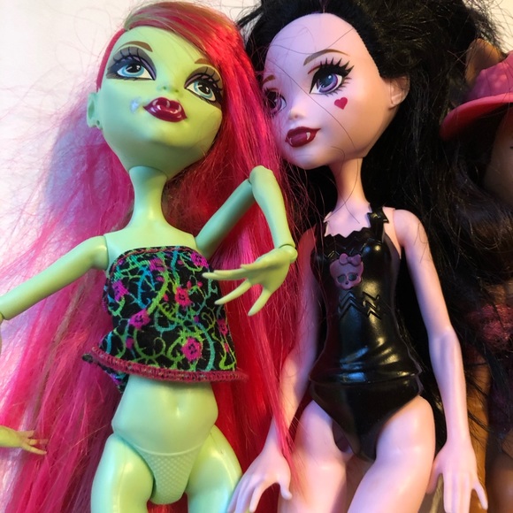 Monster High Dolls Lot of 4 : Frankie , Clawdeen Wolf,  Draculaura, Venus McFly - Picture 3 of 8